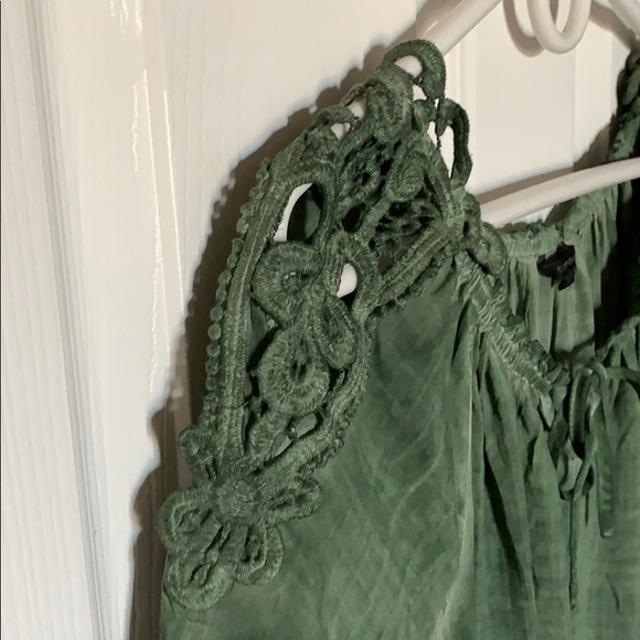 Green Lace v neck Top w Tie - Picture 2 of 4